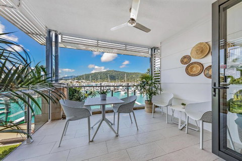 Airlie Breezes At The Boathouse - Holiday Sunshine Coast 1