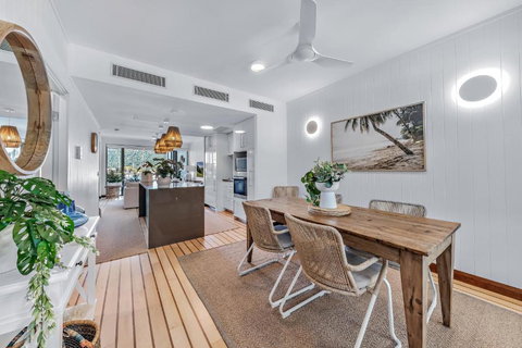 Airlie Breezes At The Boathouse - Holiday Sunshine Coast 4