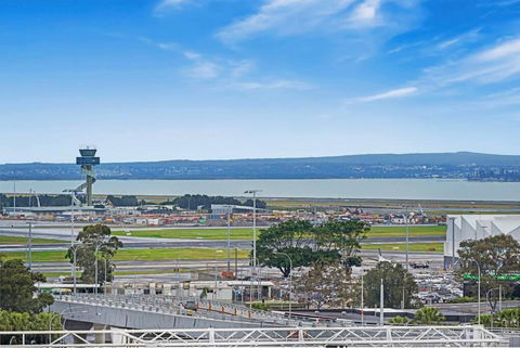 Airport And Waterview Retreat - Holiday Sunshine Coast 0