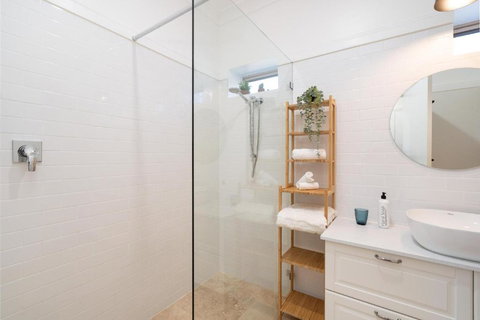 Alderwood Cottage - Cottage W Gorgeous Dam Views! - Sunshine Coast Tourism 3