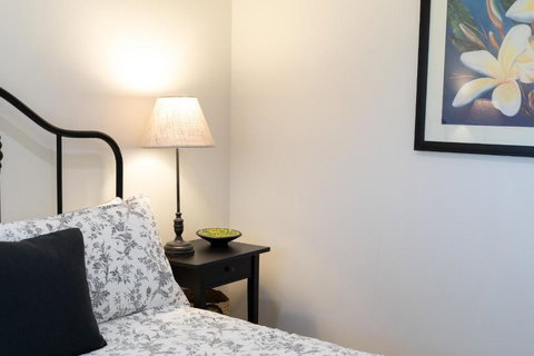 Alderwood Cottage - Cottage W Gorgeous Dam Views! - Sunshine Coast Tourism 4