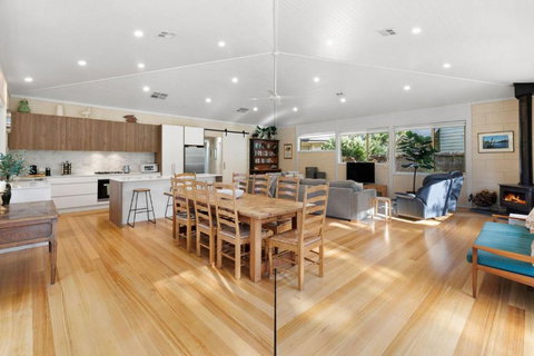 Alexander In Old Lonnie - Holiday Sunshine Coast 1