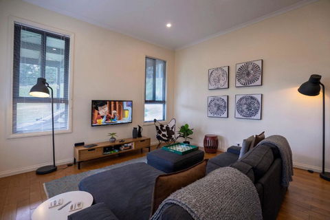 Alfies On Albert Daylesford - Holiday Sunshine Coast 0