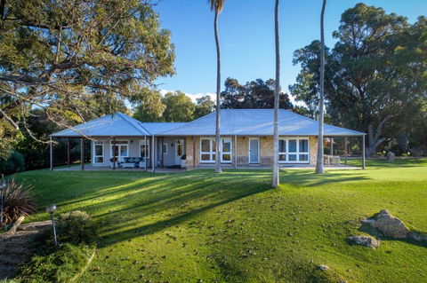 Allandale I Private Properties - Holiday Sunshine Coast 0