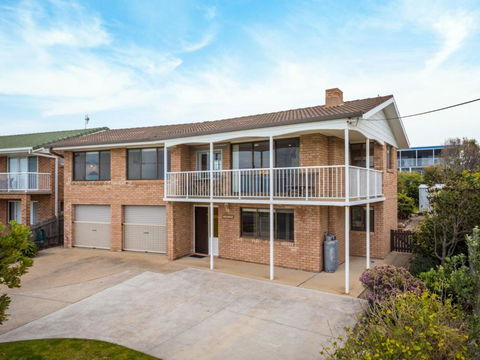 Allawah Beach House - 29 Dalmeny Drive, Kianga - Holiday Sunshine Coast 1