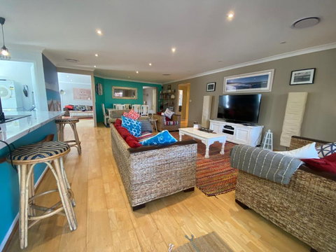 ALLE21 - Barefeet - Sunshine Coast Tourism 0