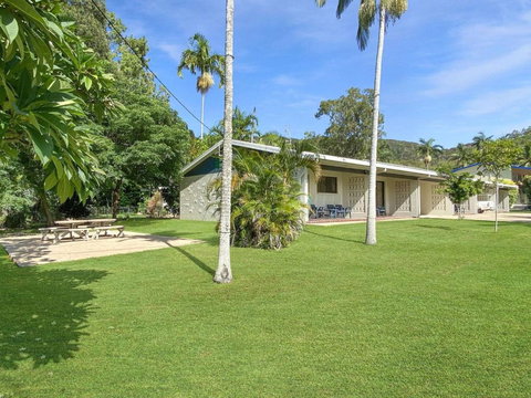 Alma Bay Holiday Unit 3 - Holiday Sunshine Coast 0