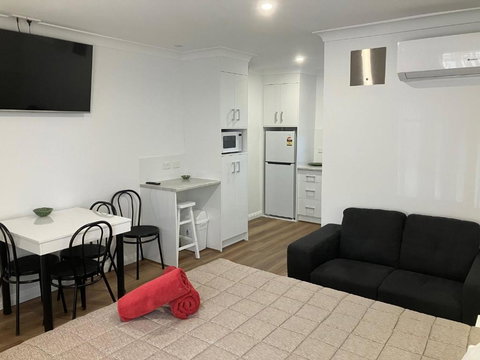 Almond Inn Motel - Holiday Sunshine Coast 0