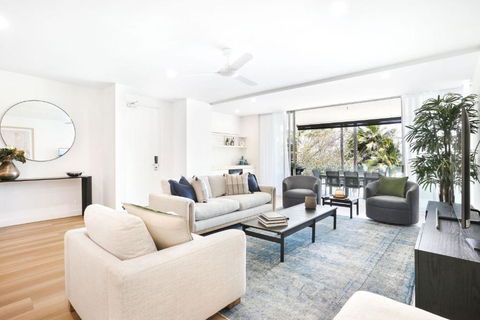 Amaroo - Luxury Apartment Overlooking The Coral Sea - Holiday Sunshine Coast 4