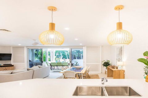 Amaroo Villa - Absolute Beachfront Port Douglas - Holiday Sunshine Coast 2