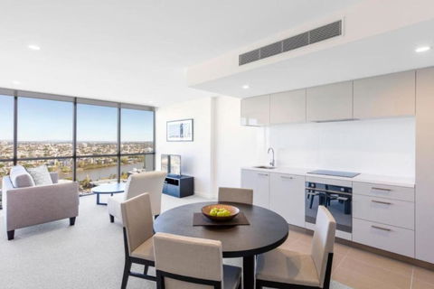 Amazing 2BR Delicate Apt, 1min To Train Station - Holiday Sunshine Coast 4