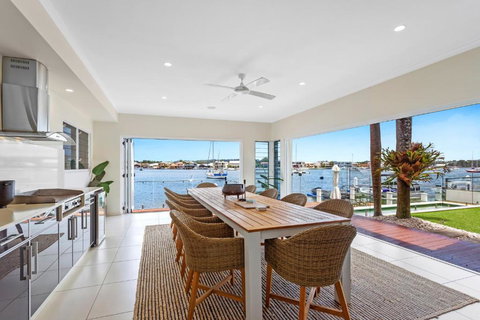Amazing Canal House With Private Jetty, Gym & Pool - Holiday Sunshine Coast 2