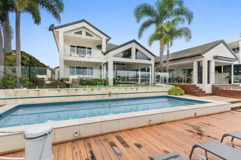 Amazing Canal House With Private Jetty, Gym & Pool - Holiday Sunshine Coast 1