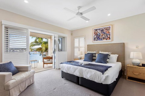 Amazing Canal House With Private Jetty, Gym & Pool - Holiday Sunshine Coast 4