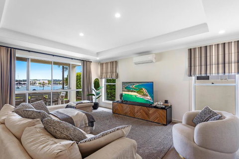 Amazing Canal House With Private Jetty, Gym & Pool - Holiday Sunshine Coast 3