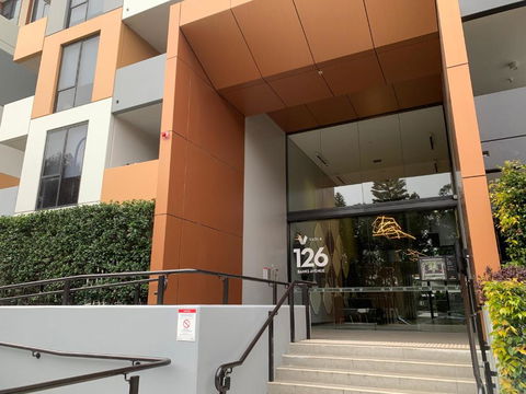 Amazing 1 Bedroom Apt With Large Living & Extra Sleeping Space -up To 5 Ppl Plus Gym Jacuzzi Spa Pool Sauna And Garden With BBQ - Holiday Sunshine Coast 3
