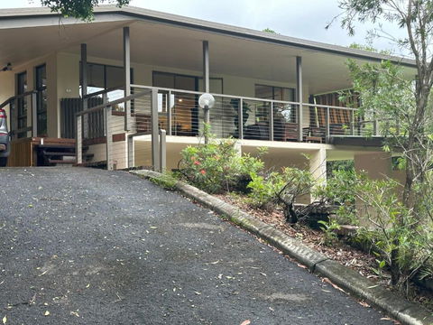 Amongst The Trees - Holiday Sunshine Coast 1