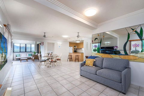 An Adorable Apartment On Abbott - Stunning Views - Holiday Sunshine Coast 0