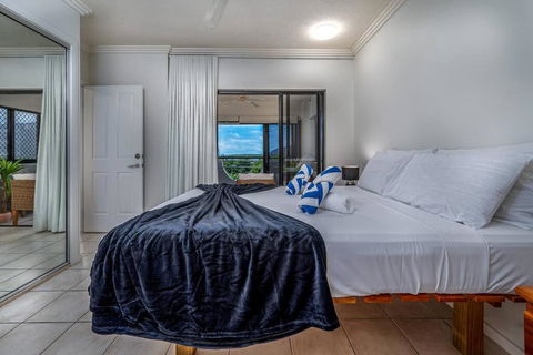 An Adorable Apartment On Abbott - Stunning Views - Holiday Sunshine Coast 3