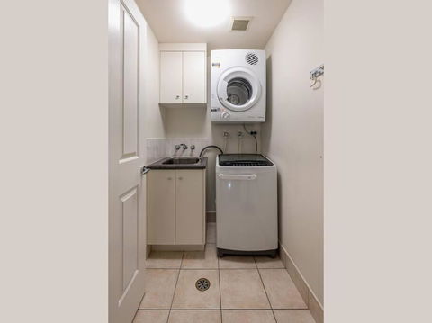 An Adorable Apartment On Abbott - Stunning Views - Holiday Sunshine Coast 4