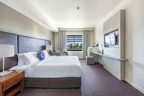 An Exceptional Seaside Esplanade Locale With Pool - Holiday Sunshine Coast 0