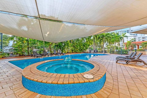 An Exceptional Seaside Esplanade Locale With Pool - Holiday Sunshine Coast 1