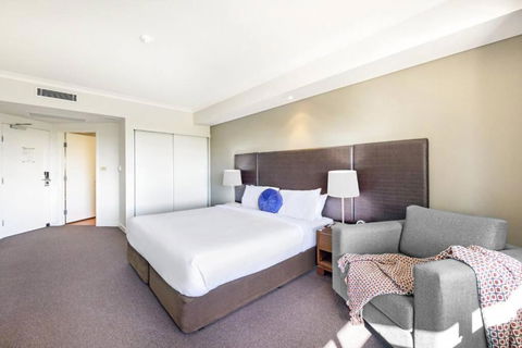 An Exceptional Seaside Esplanade Locale With Pool - Holiday Sunshine Coast 3
