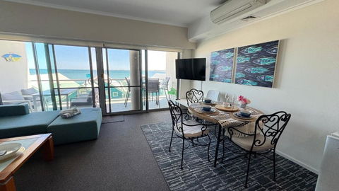 AN OCEAN,BEACHFRONT AND POOL VIEW Apartment 210 - Holiday Sunshine Coast 4