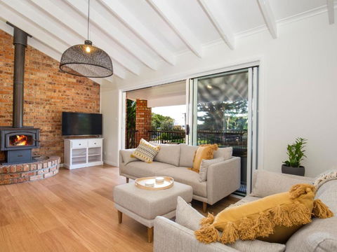 Anacapri - Pet Friendly - Opposite Beach - Fireplace - Holiday Sunshine Coast 2