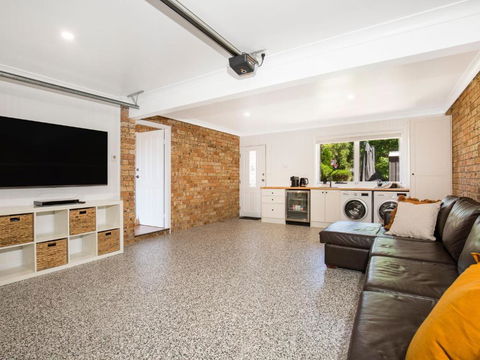 Anacapri - Pet Friendly - Opposite Beach - Fireplace - Holiday Sunshine Coast 3