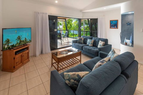Anchorage 4 & Buggy Hamilton Island - Holiday Sunshine Coast 0