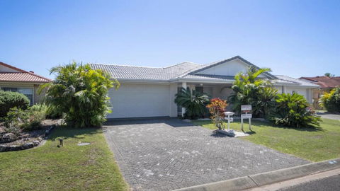 Anchorage Waterfront Unit In Yamba - Holiday Sunshine Coast 1