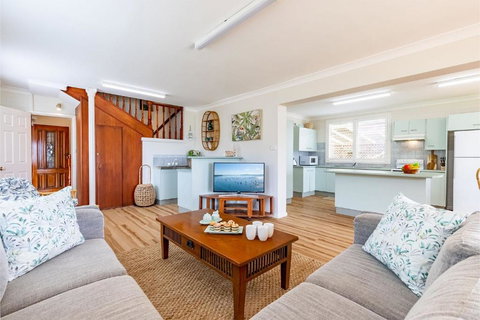 Anchored At Fingal Bay 80 Marine Drive - Holiday Sunshine Coast 2