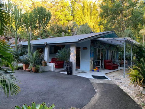 Ancient Gardens Guesthouse & Botanical Gardens - Holiday Sunshine Coast 1