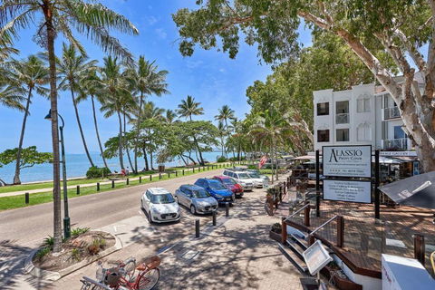 Alassio Absolute Beachfront 201 Palm Cove - Holiday Sunshine Coast 1