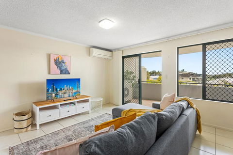 Albion Convenient Hideaway With Parking & Balcony - Holiday Sunshine Coast 0
