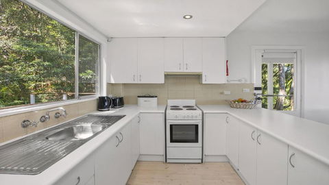 Anthonys Treehouse By The Beach - Holiday Sunshine Coast 4
