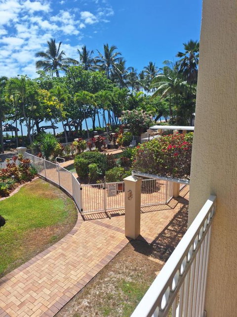 Apartment 12 On Trinity Beach - Sunshine Coast Tourism 3