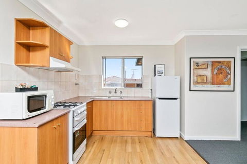 Apartment 12 - Sunshine Coast Tourism 0