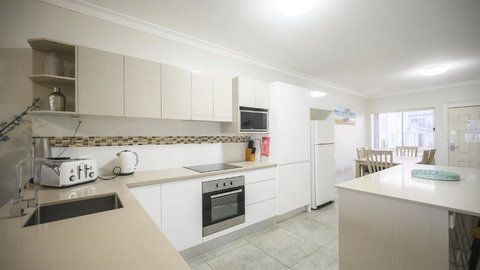 Apartment 5 - The Meridian - Holiday Sunshine Coast 2