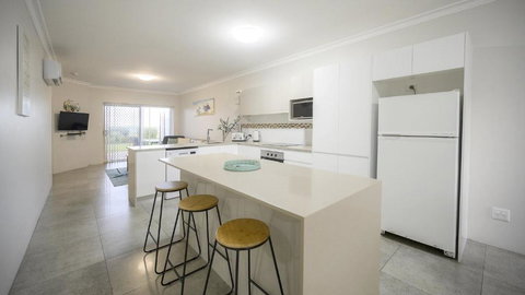 Apartment 5 - The Meridian - Holiday Sunshine Coast 4