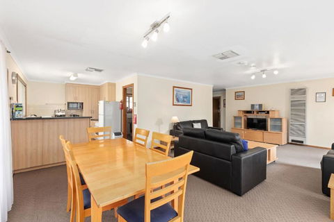 Apartments On Tolmie - Holiday Sunshine Coast 3