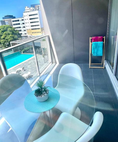 AQUA 306 POOLSIDE Luxury Apartment , Honeysuckle, NEWCASTLE FREE Parking - Holiday Sunshine Coast 2