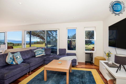 Aqua Beachfront - Pet Friendly - 2 Mins Walk To Beach - Sunshine Coast Tourism 1