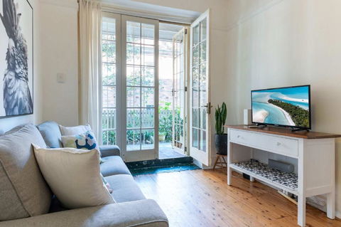 Art Deco 1 Bed Apt Close To Beach & CBD - Holiday Sunshine Coast 1