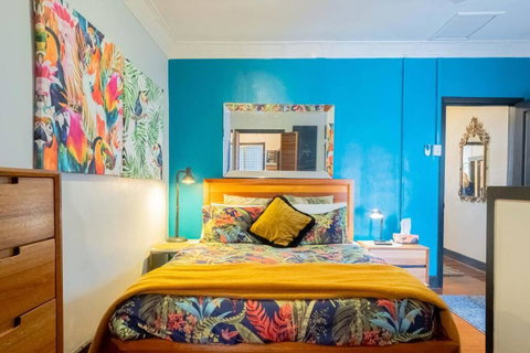 Art Deco Retreat, Shops & Cafes, Public Street Parking - Holiday Sunshine Coast 0