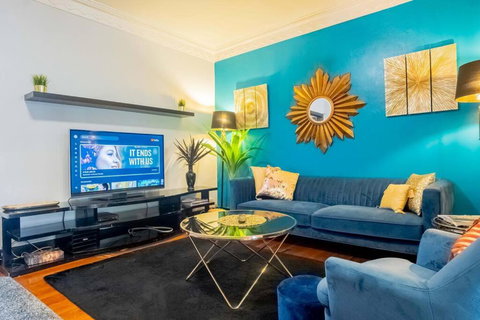 Art Deco Retreat, Shops & Cafes, Public Street Parking - Holiday Sunshine Coast 1