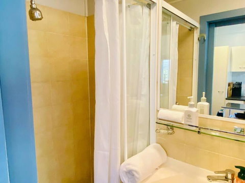 Art Deco Retreat, Shops & Cafes, Public Street Parking - Holiday Sunshine Coast 2