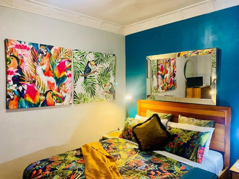 Art Deco Retreat, Shops & Cafes, Public Street Parking - Holiday Sunshine Coast 3