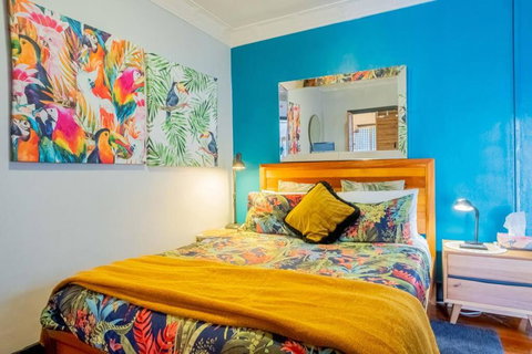 Art Deco Retreat, Shops & Cafes, Public Street Parking - Holiday Sunshine Coast 4